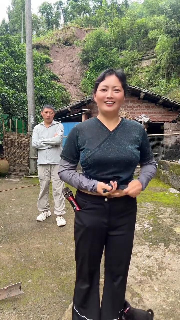 接下来就让我们听一听原唱自己的声音。嗨，我来了。用男生唱一首骏马奔驰保边疆。如果