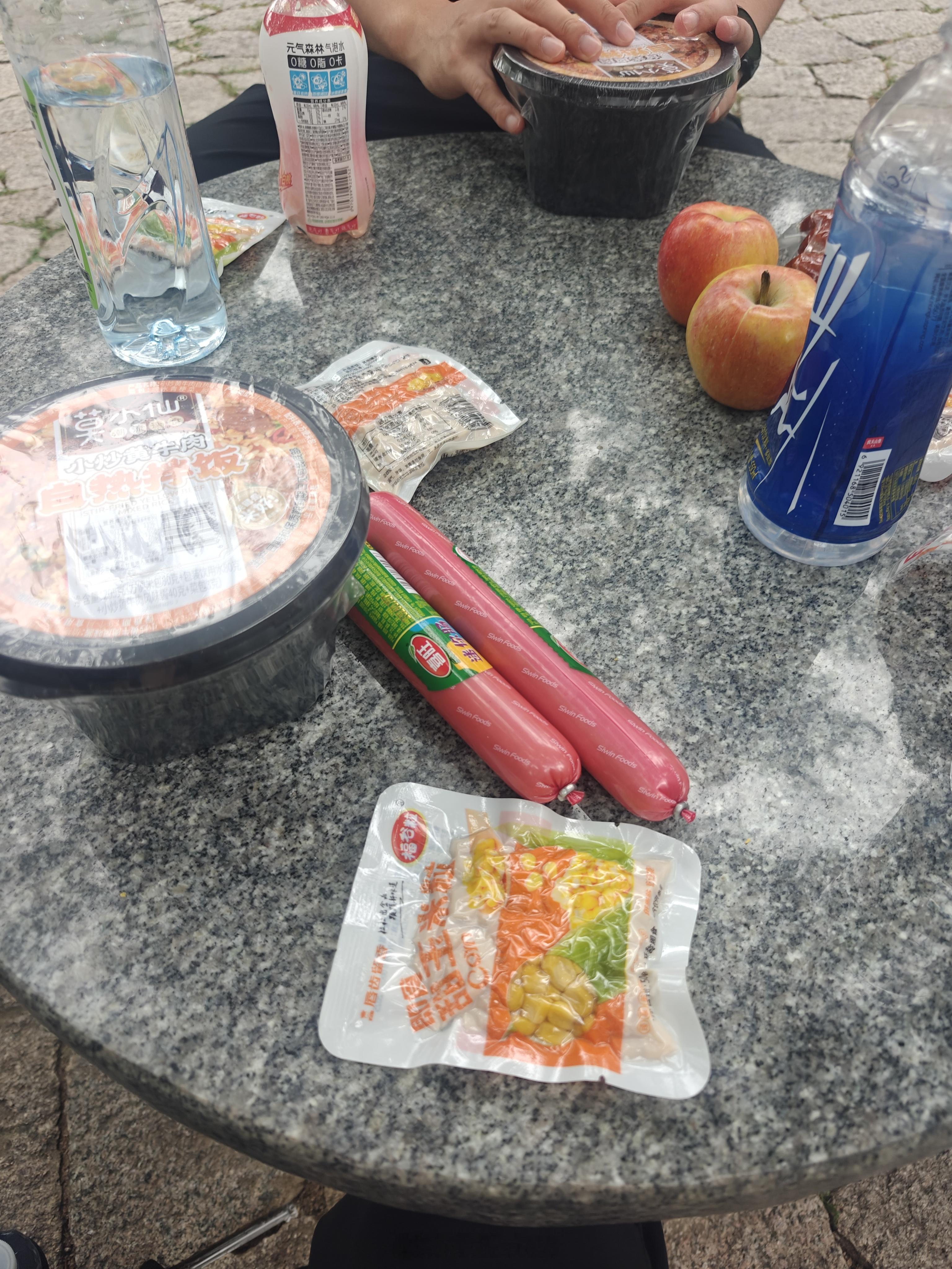 爬山刚进山门口，就开始干饭 ​​​