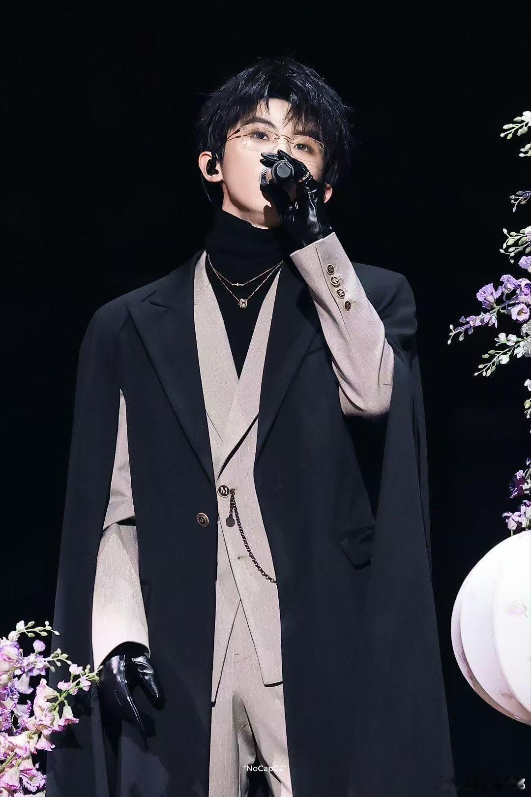 马嘉祺今天的造型完全带感，温润如玉的小公子气质全开，帅得恰到好处，让人忍不住想起