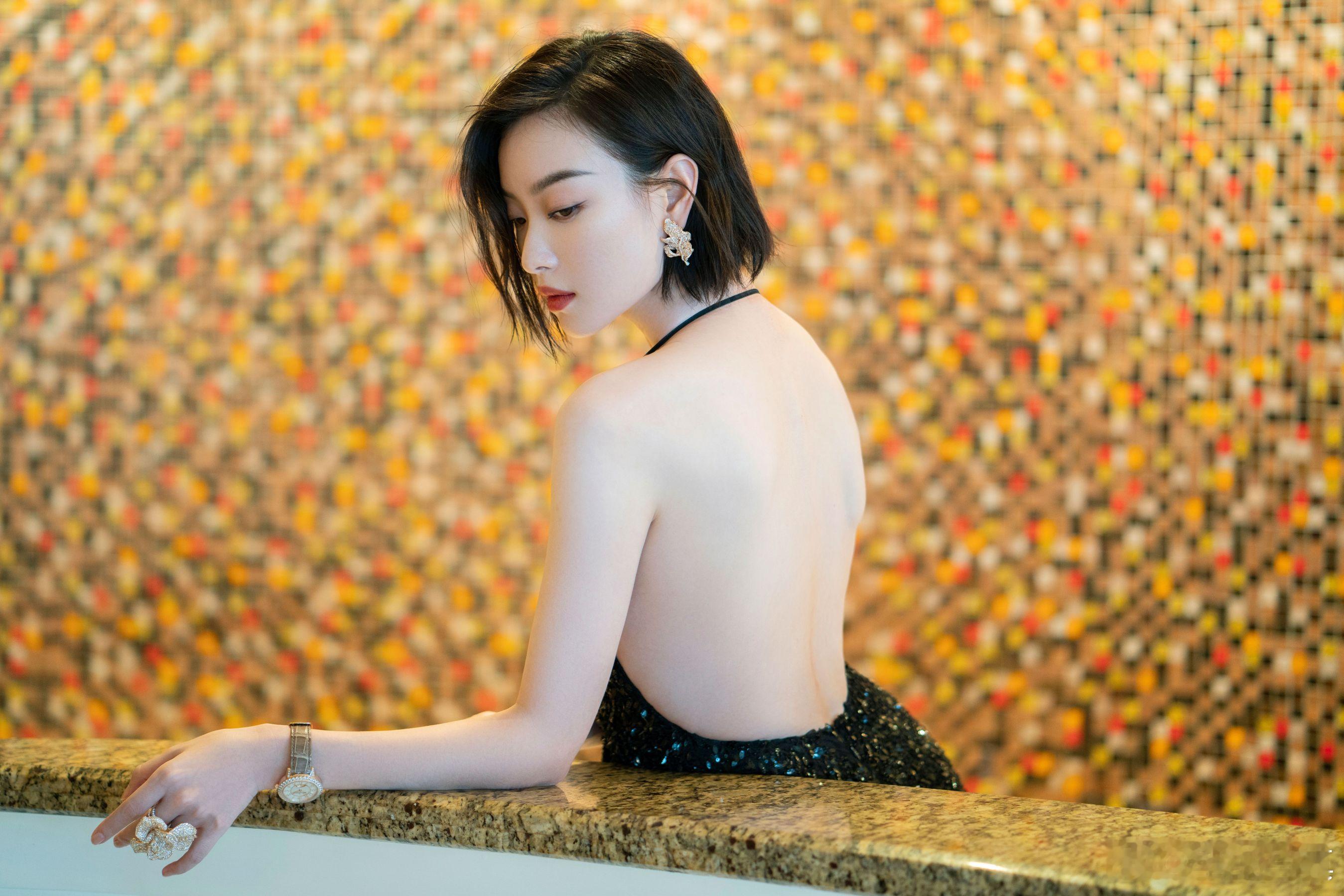 倪妮一身深V亮片修身黑裙，闪耀之余尽显复古清冷气质～2025娱乐年终盘点 非正式