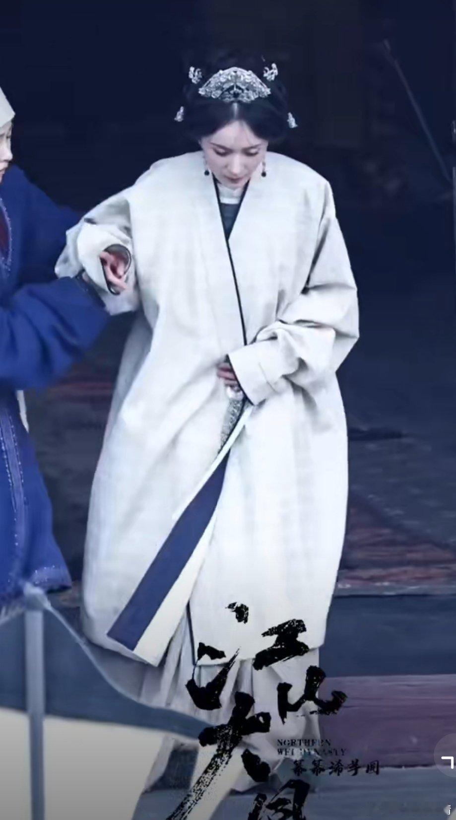杨幂江山大同跪地哭戏这衣服是哪个牌子的大衣，造型师哪找的？正剧服装也不能这么丑哇