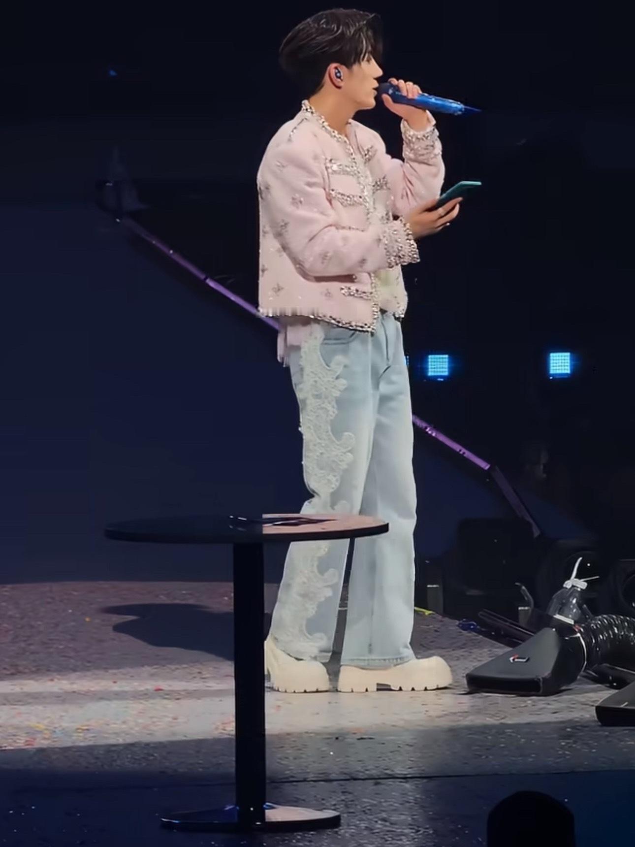 鹭卓演唱会打电话唱雨爱今天的上海场是顶级配置！现场听《雨爱》已经够绝了，居然还是