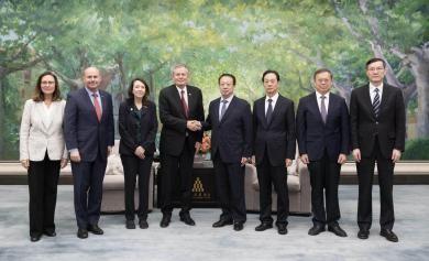 5月6日，“五一”假期刚刚结束，美国蒙大拿州参议员戴安斯便迫不及待地率领一个颇具