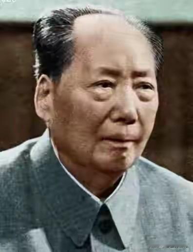 这是晚年的毛泽东同志，身着中山装，面容沉静坚毅，目光深邃望向远方，尽显一代伟人沉
