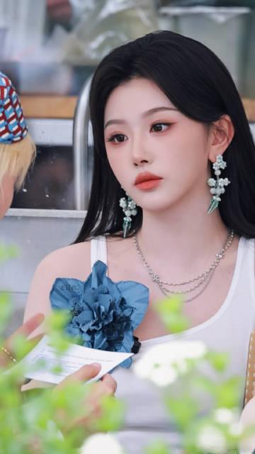 谁给孔雪儿同事挤飞了 这波属实是人气的最好证明，孔雪儿现身引发人群簇拥，同事被挤