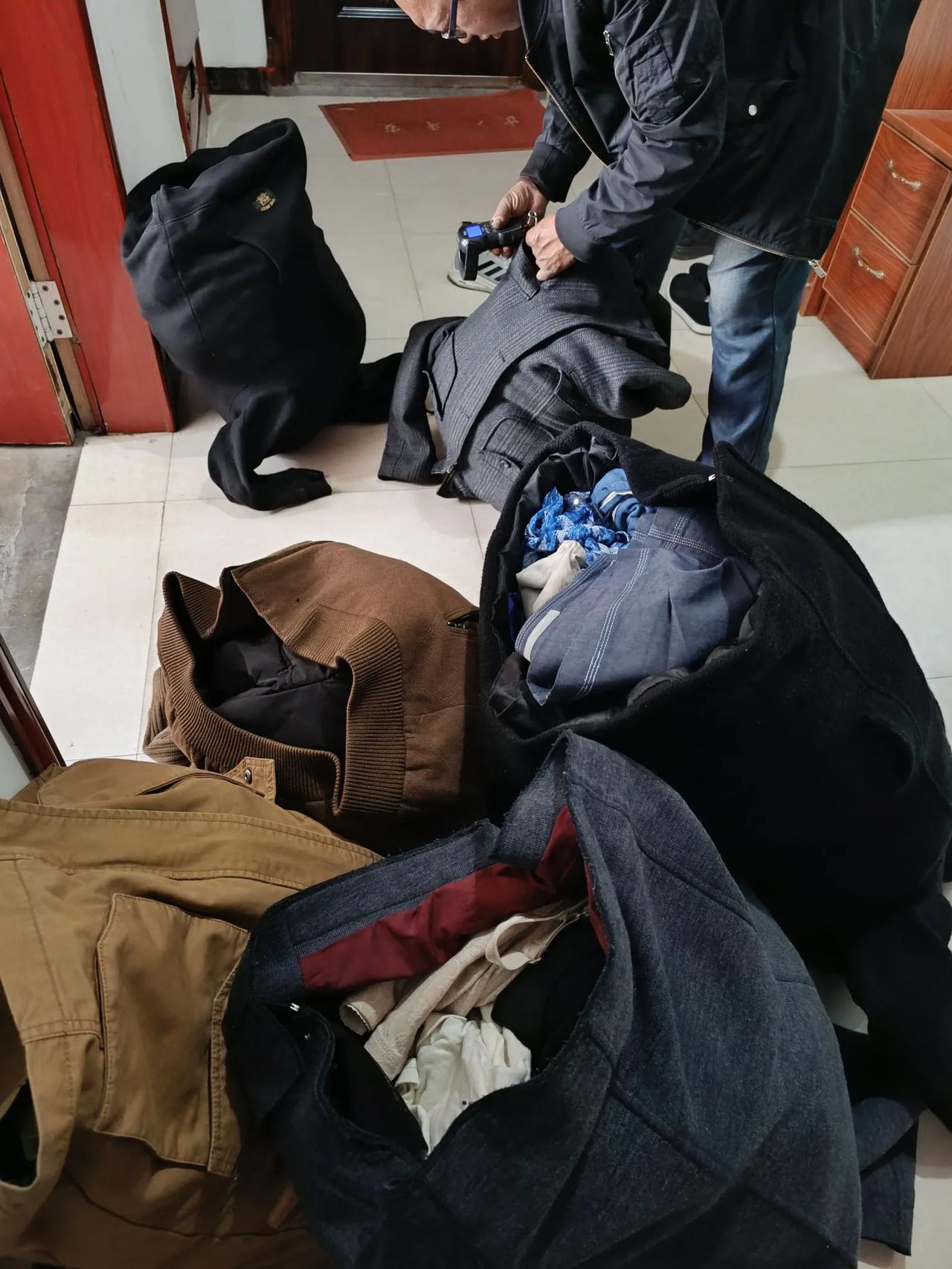 今天终于狠心把积攒了几年的旧衣服、旧鞋子卖了。以前纠结过许多次，扔了吧可惜，留着