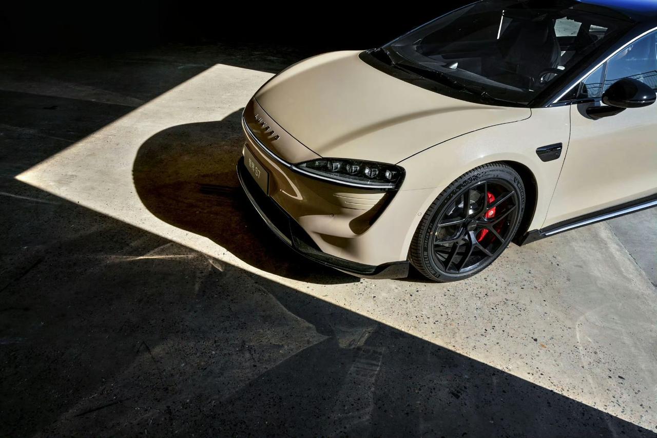 今年中大型轿车狂卷，从开年就新消息不断。
据媒体报道，智界 S7 将于 4 月 