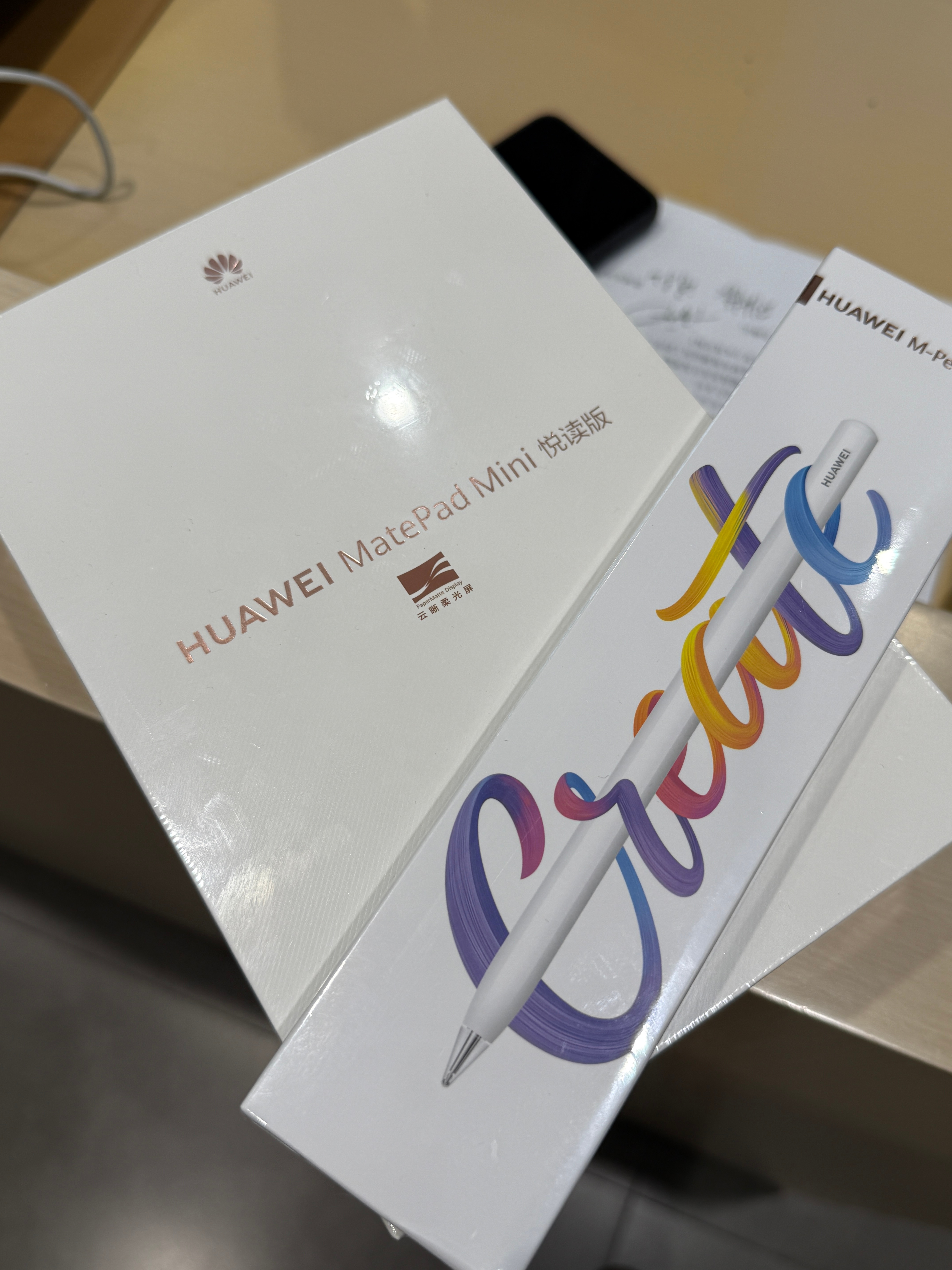 差一点忘了订过这个平板[允悲]过了二十天才来拿，还买了个笔，这样我就可以随身带着