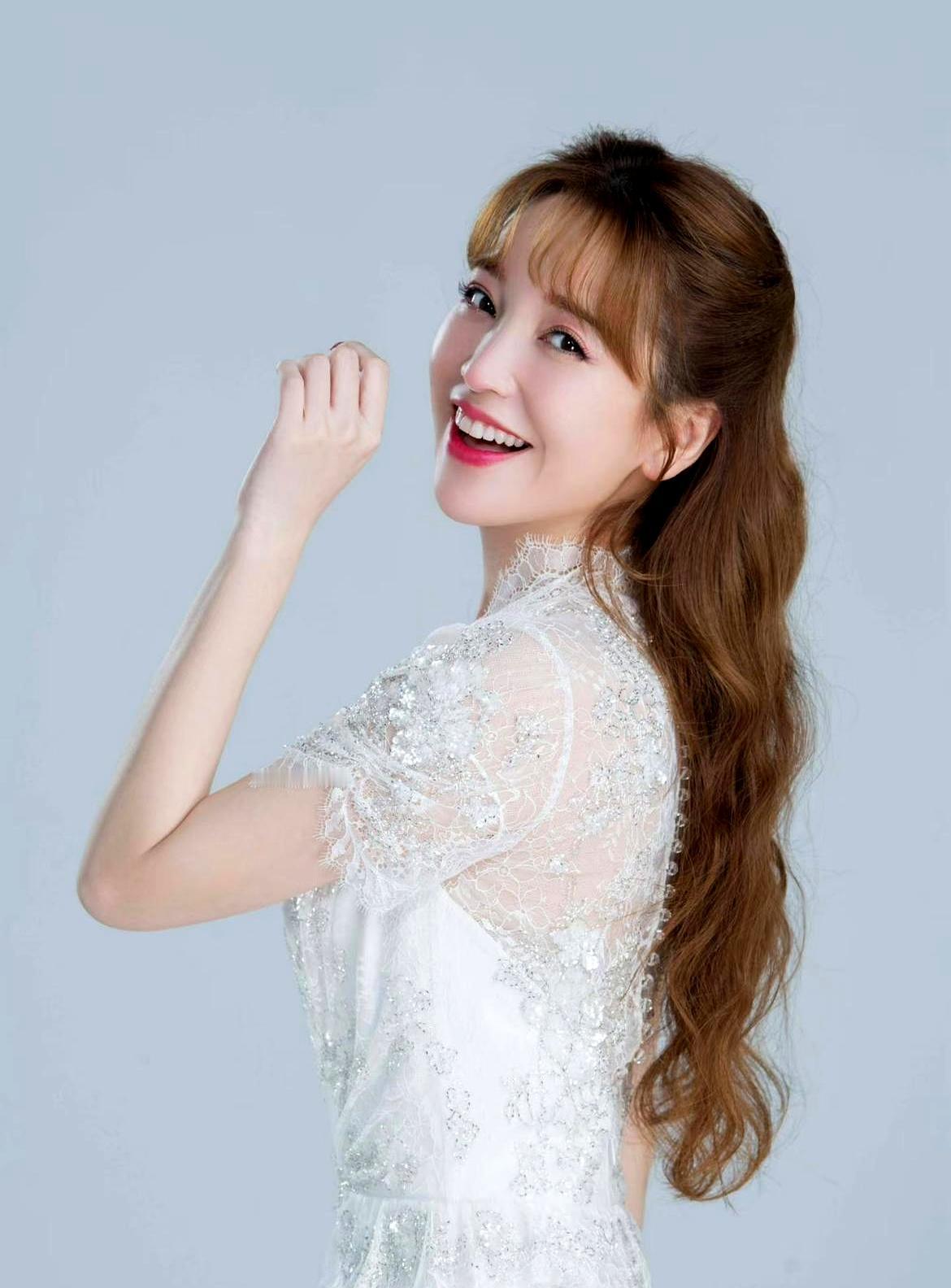 43岁还把恋爱当童话，听着像故事，偏偏是真人。
金莎在与小17岁的姐弟恋里，沉醉