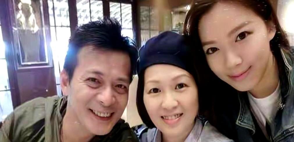 他对着镜头苦笑：“现在演不了戏了。
演戏需要情感投入，我的情感，都留给她了。
”