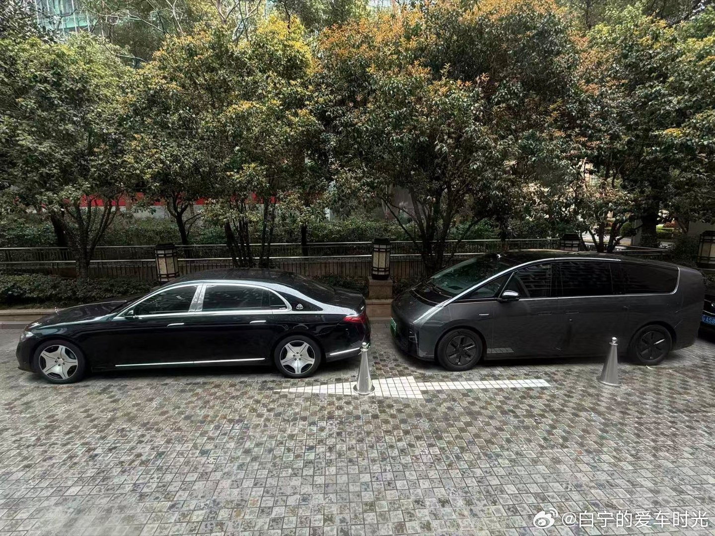 酒店的接待用车停车位，理想MEGA和奔驰S迈巴赫停在一起了。这意味着交替已经逐渐