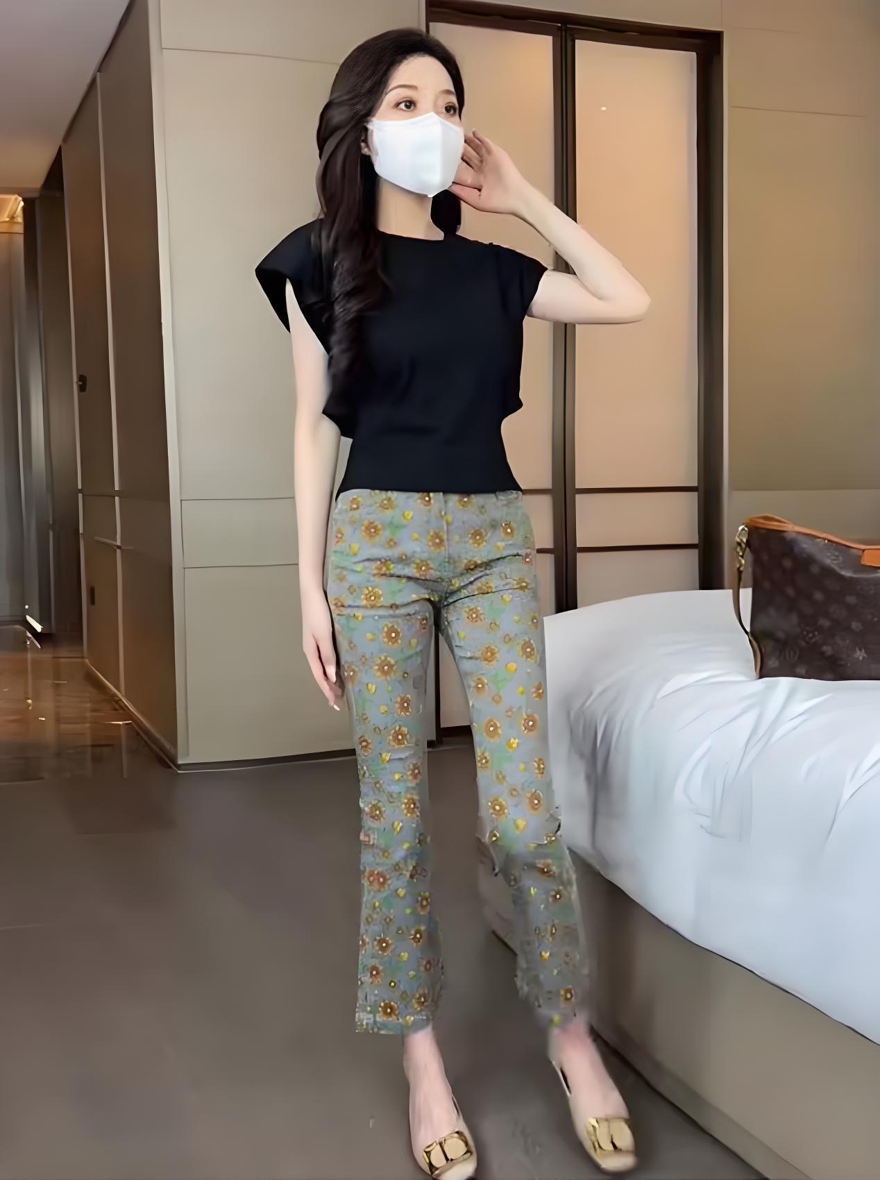 见面中，她看不上你时有多猖狂！
单看她掂的LV包就知道她不摘口罩看到你扭头就走的