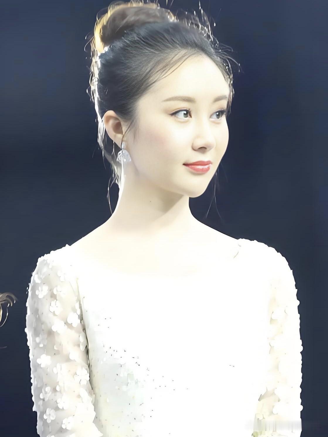 舒畅从灵动童星一路从容走来，用细腻演技诠释各类角色，不张扬不浮躁，在岁月里沉淀出