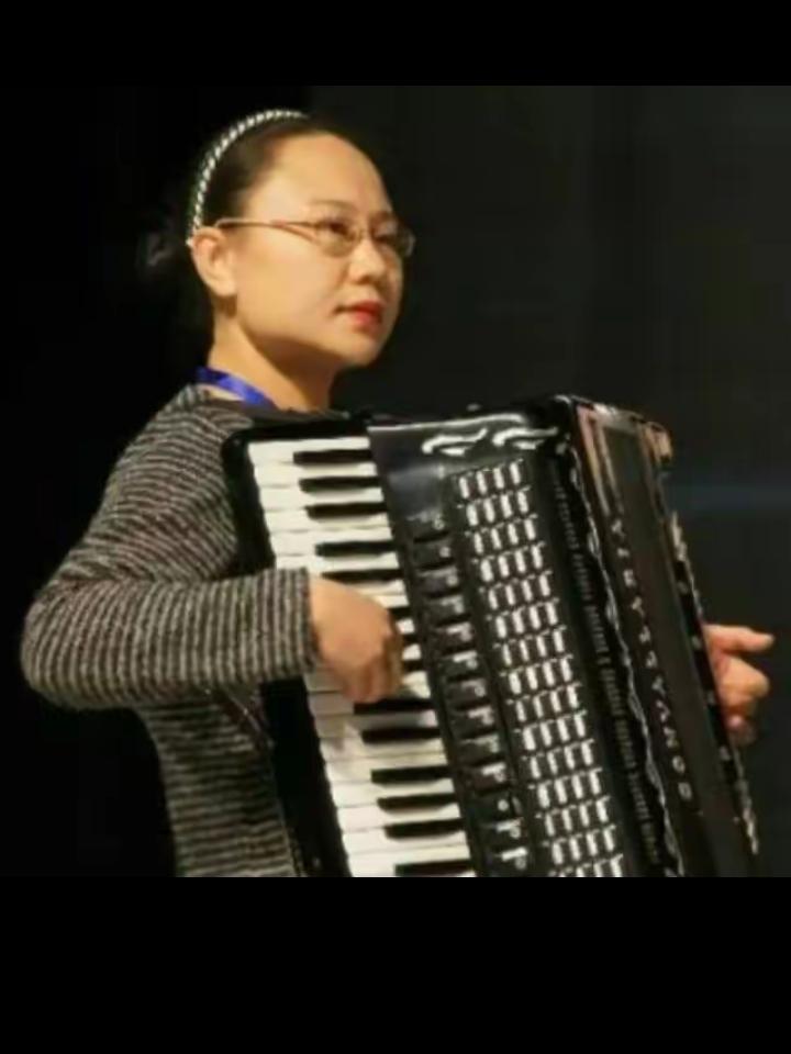 唐老师给我们第一次上音乐课就是唱儿歌《小螺号》，因为我们初一学生了，当时觉得唱儿