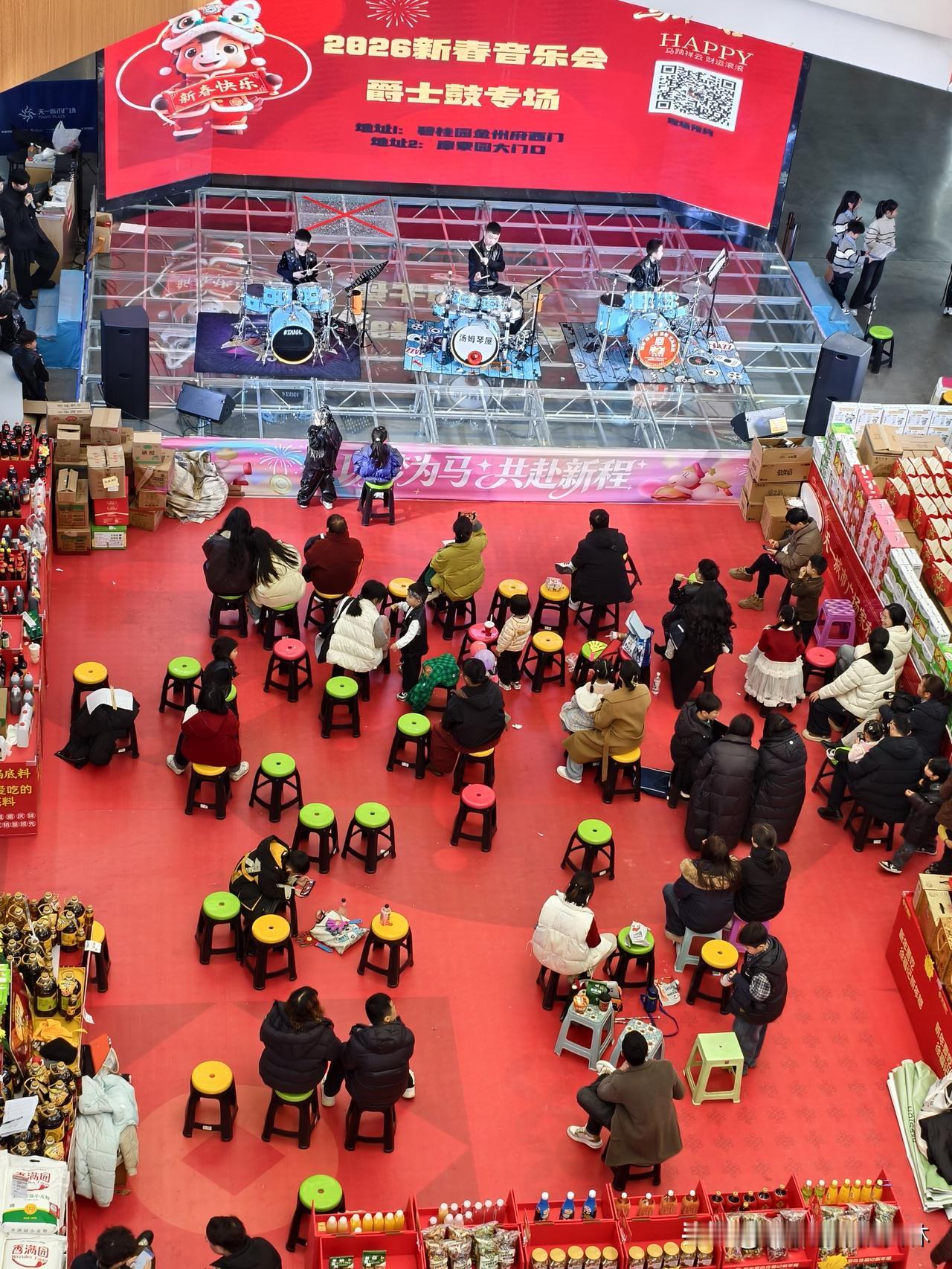 本是到安康天一广场去看摄影展，没想到邂逅了一场小小的爵士鼓音乐会。

 就在一楼