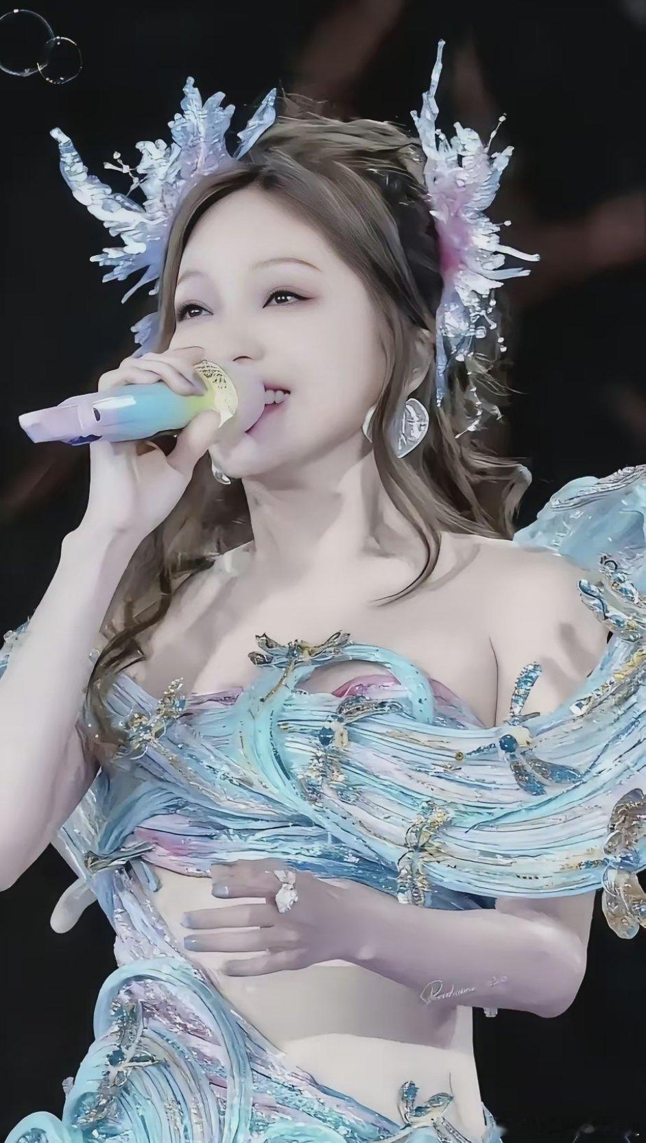 张韶涵的美妆团，应该是所有明星当中做的最好的。   依据演唱会的风格，和歌曲的内