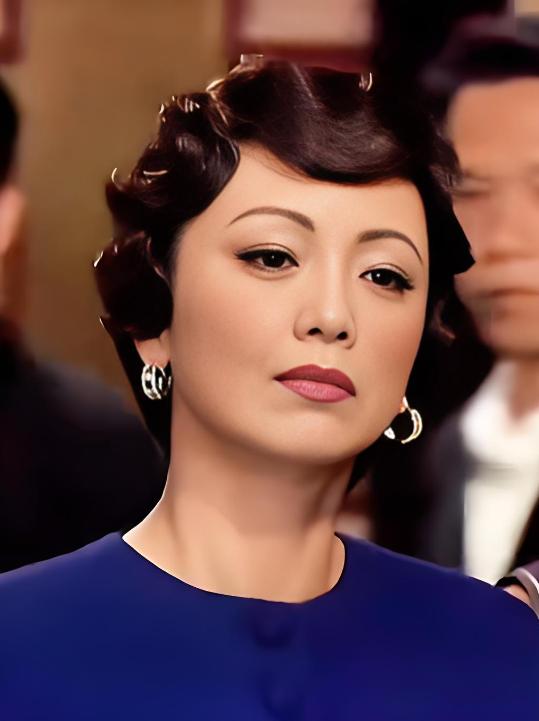 [浮云]1996年，邓萃雯爱上已婚的江华，不顾江华怀孕的妻子，连续6天在邓萃雯闺