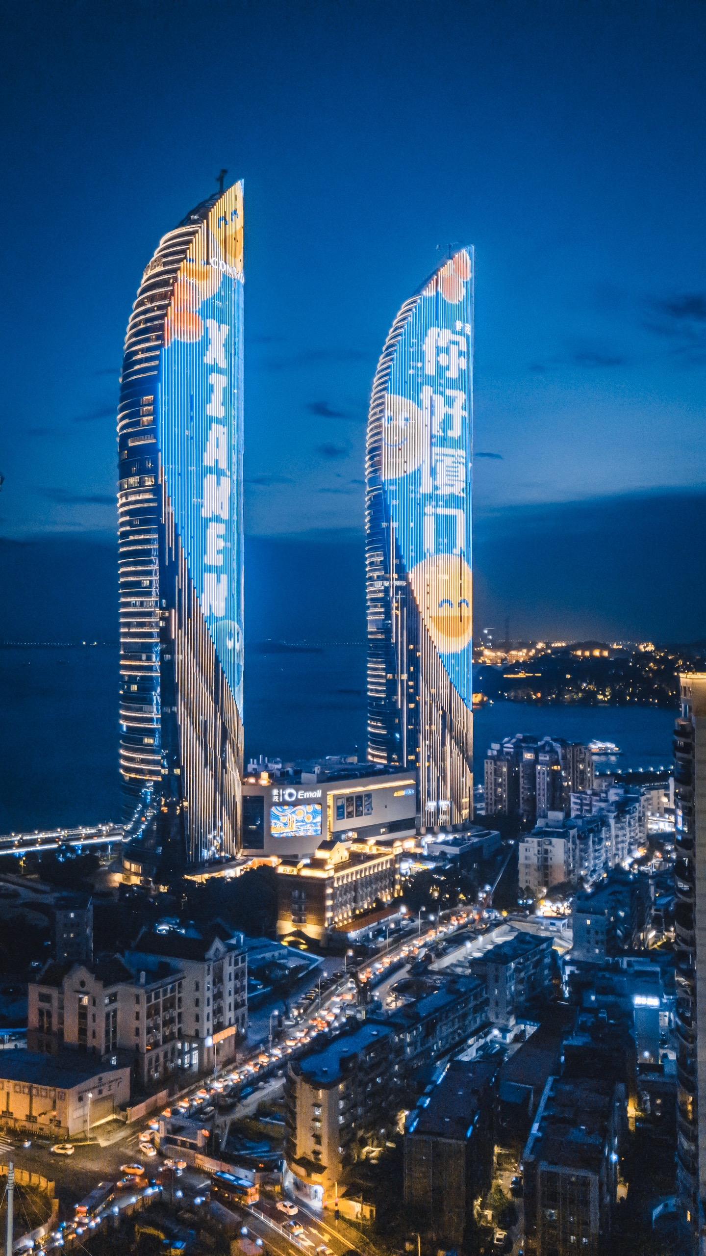 蓝调时刻的厦门。厦门双子塔是厦门的标志性建筑之一，位于厦门市思明区演武...