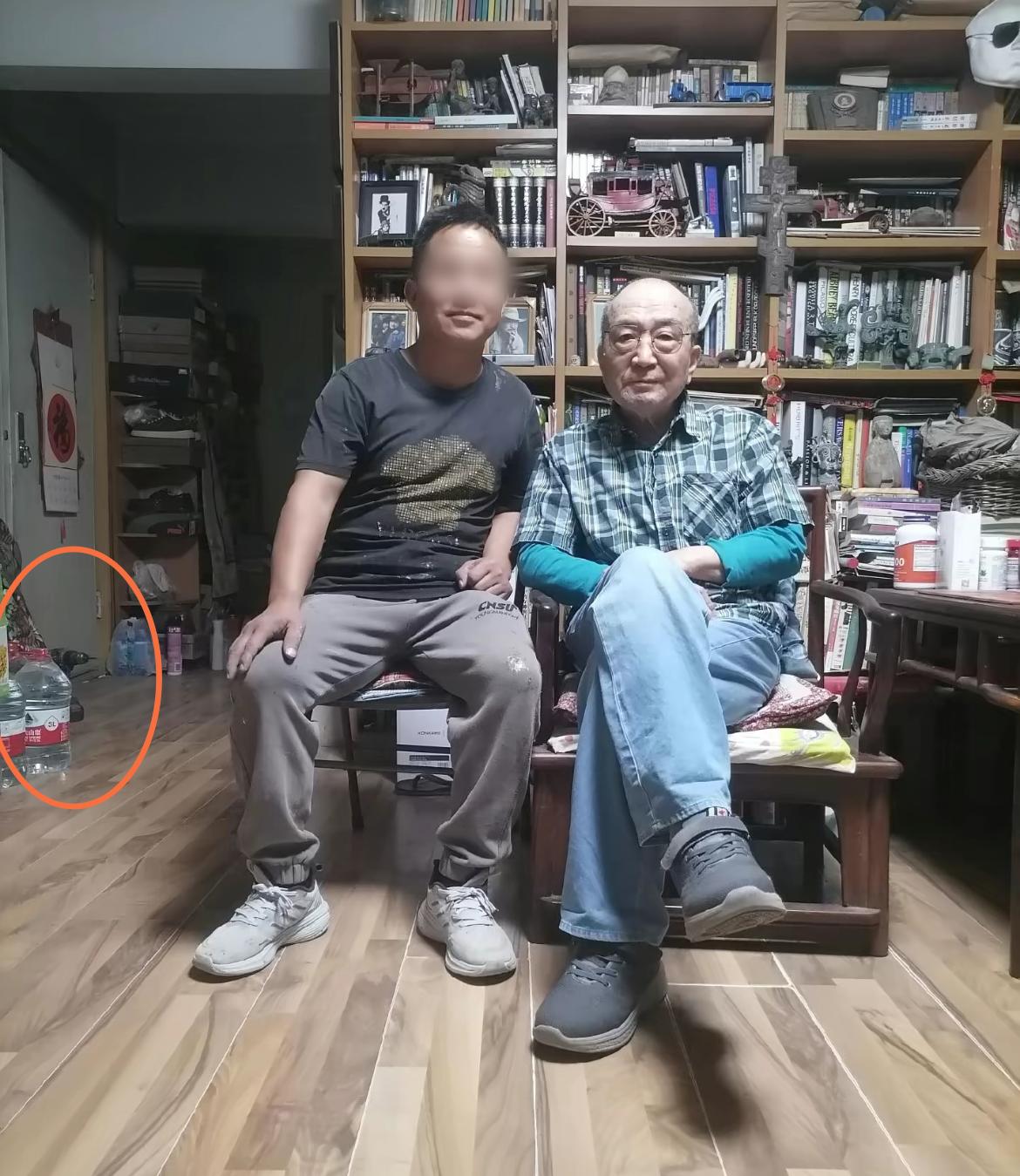 老戏骨李保田终于现身了，这才是真正的老戏骨，居然也喝10元的桶装水！
李保田“半