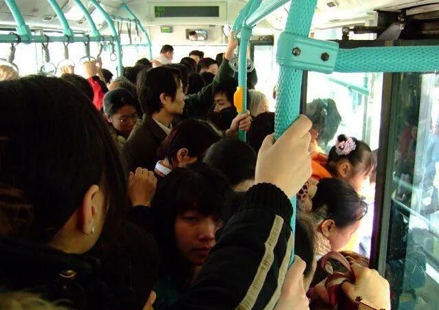 公交车让座争议