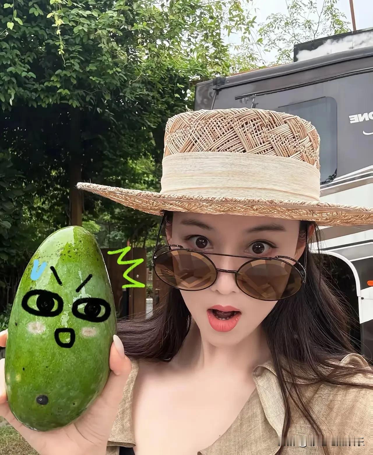 张馨予点外卖遇到了残疾人外卖小哥，她特别感谢美团愿意给残疾人提供工作机会。

温