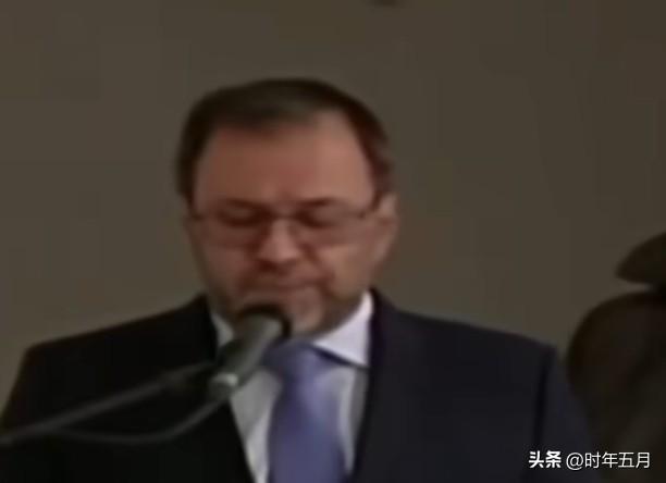 🔻稍早些时候，一艘美军的阿利·伯克级驱逐舰还在委内瑞拉专属经济区内拦截并登检了