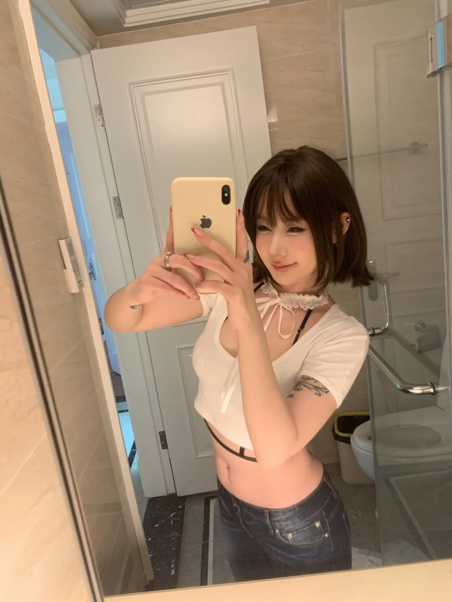 👩🏻…🤳