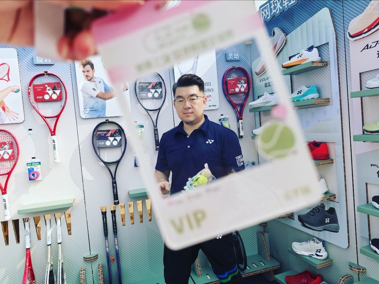 体育大赏 又一年尤尼克斯女子交流赛北京站，今年的球员证件很有创意，借一个小姐姐的