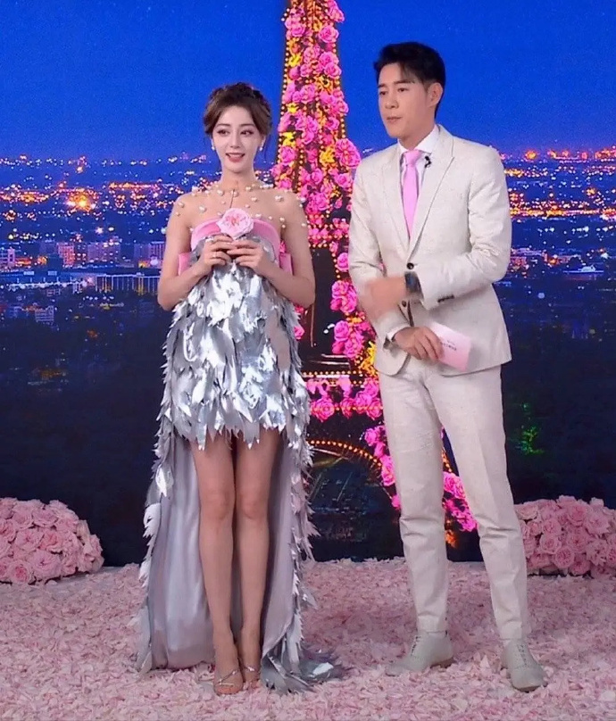 热巴的外貌真是令人惊艳。 ​​​