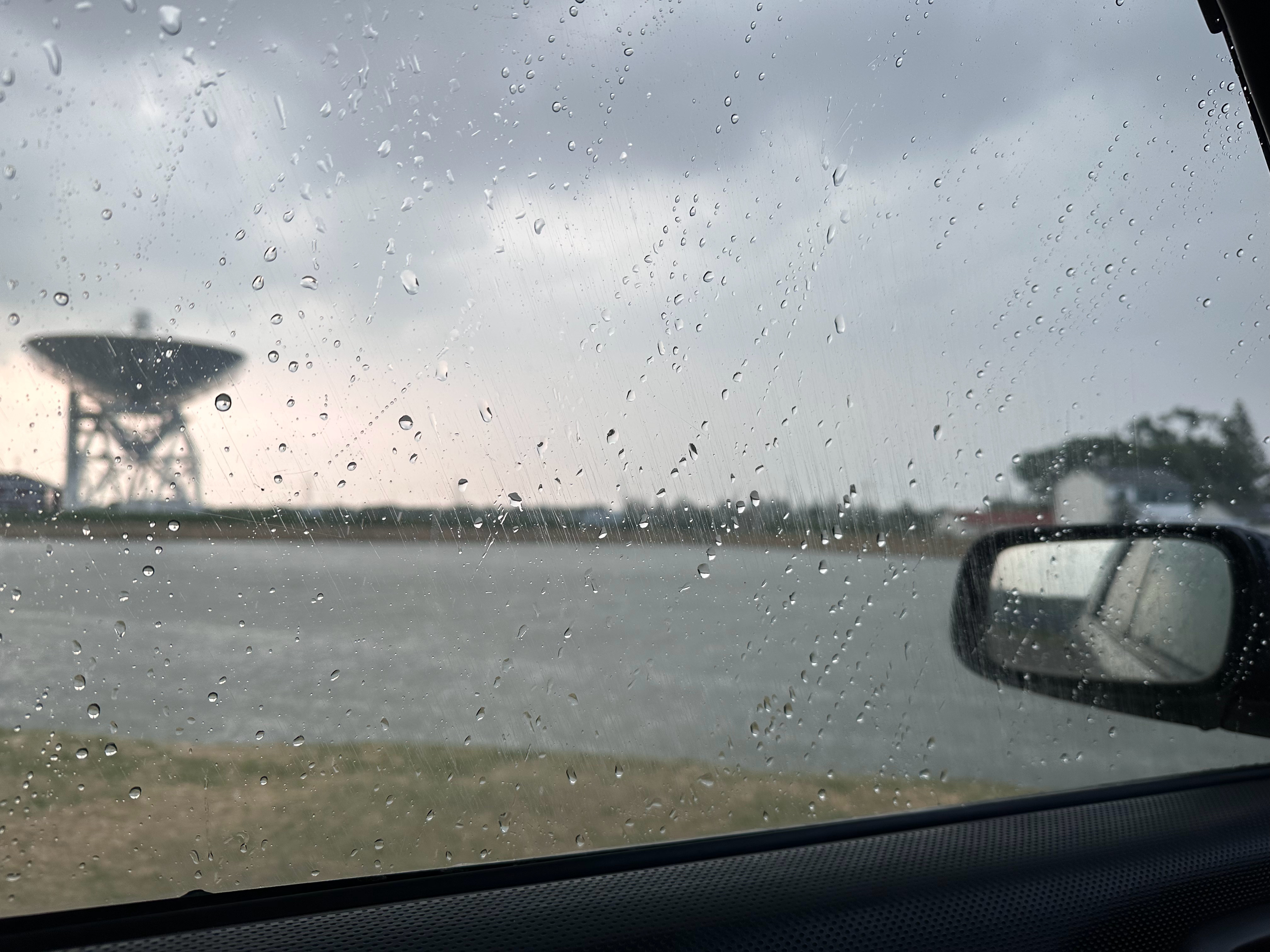 今天拍摄结束那一刻，突然下起了冰雹和阵雨。我坐在这台斯巴鲁森林人里，看着窗外的天