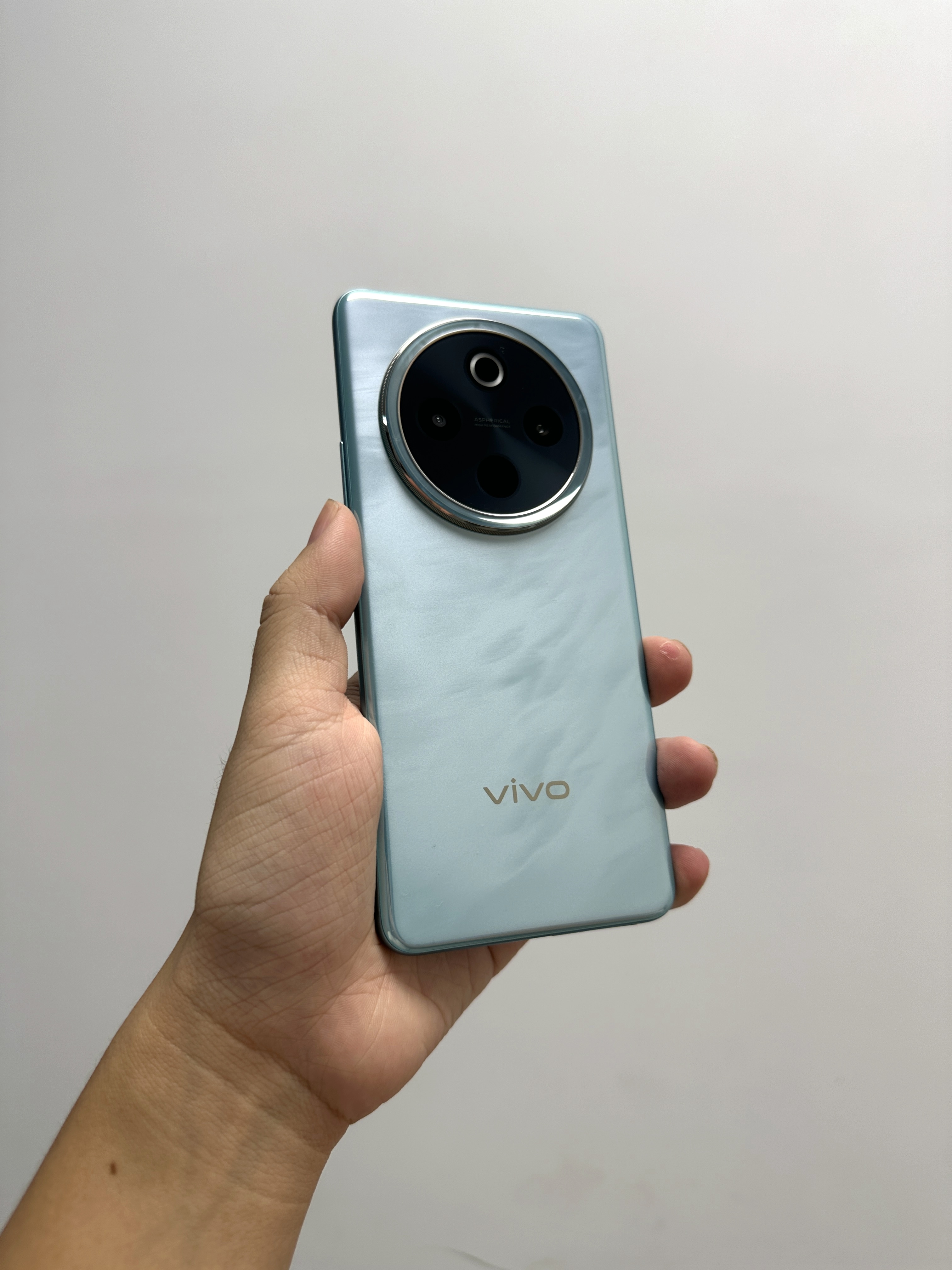 vivo Y300 Pro6500毫安时，这薄度 这R角... 还有职业模式，以