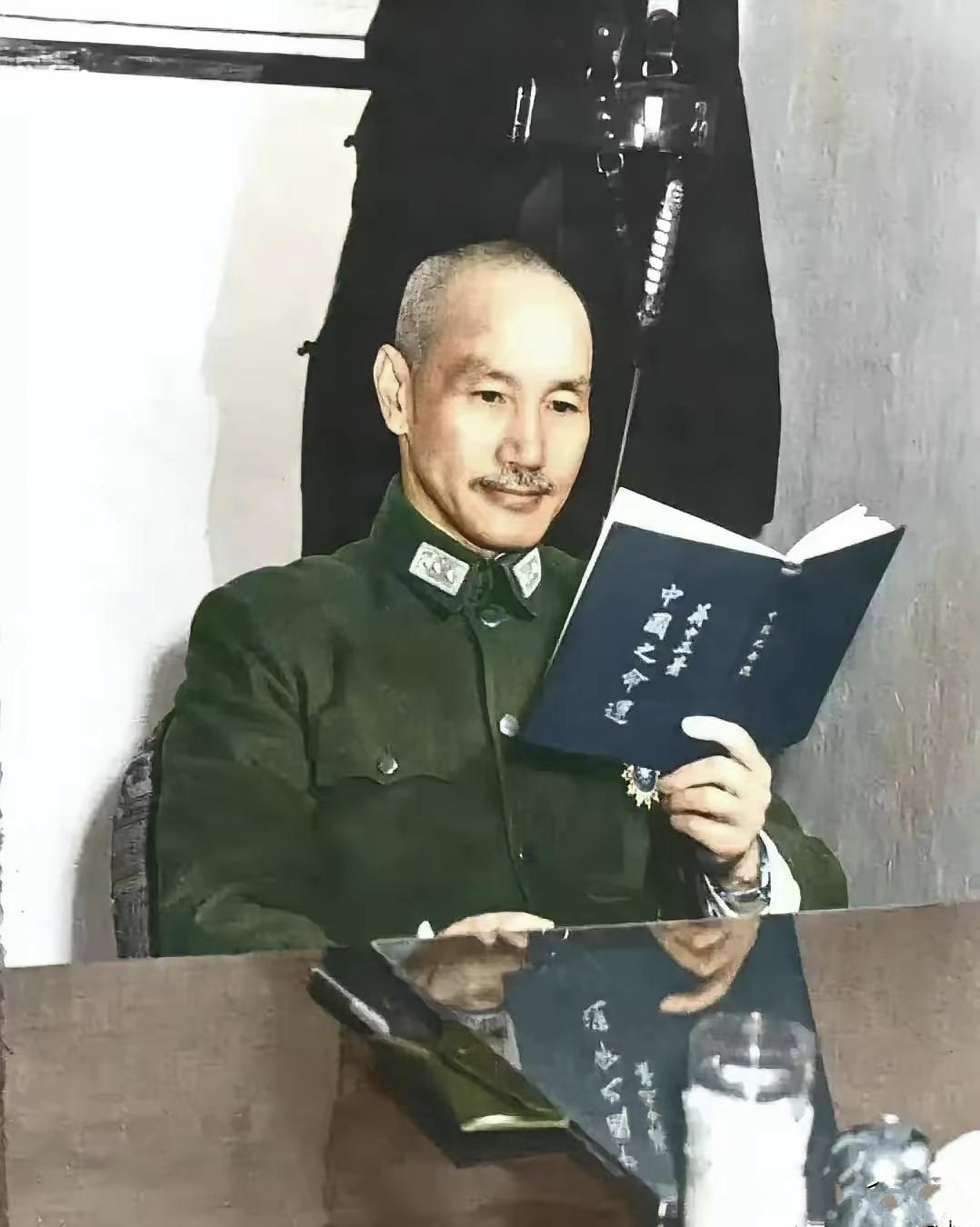 你看看，这是蒋介石的一张摆拍照，后面是蒋介石挂在墙上的军服和宝剑。你看蒋介石在装