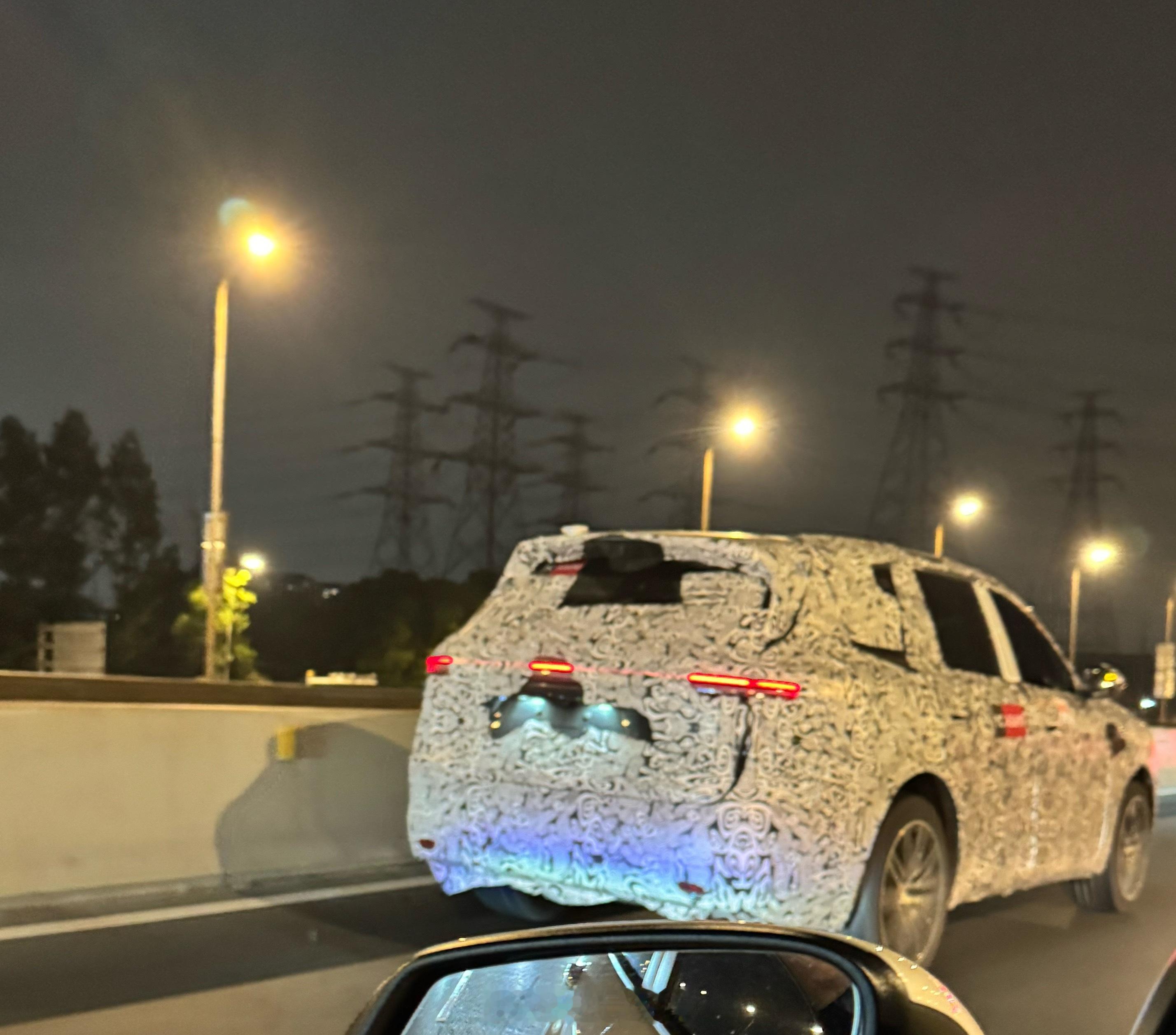 昨晚在上海拍的伪装车，这是哪一款？42how