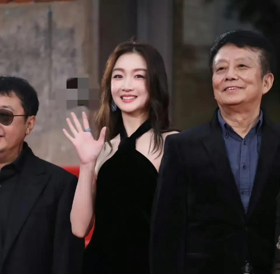 #周冬雨肋骨的纹身#娱乐圈有很多明星都有ws，而且ws并不能代表这个人不好，ws