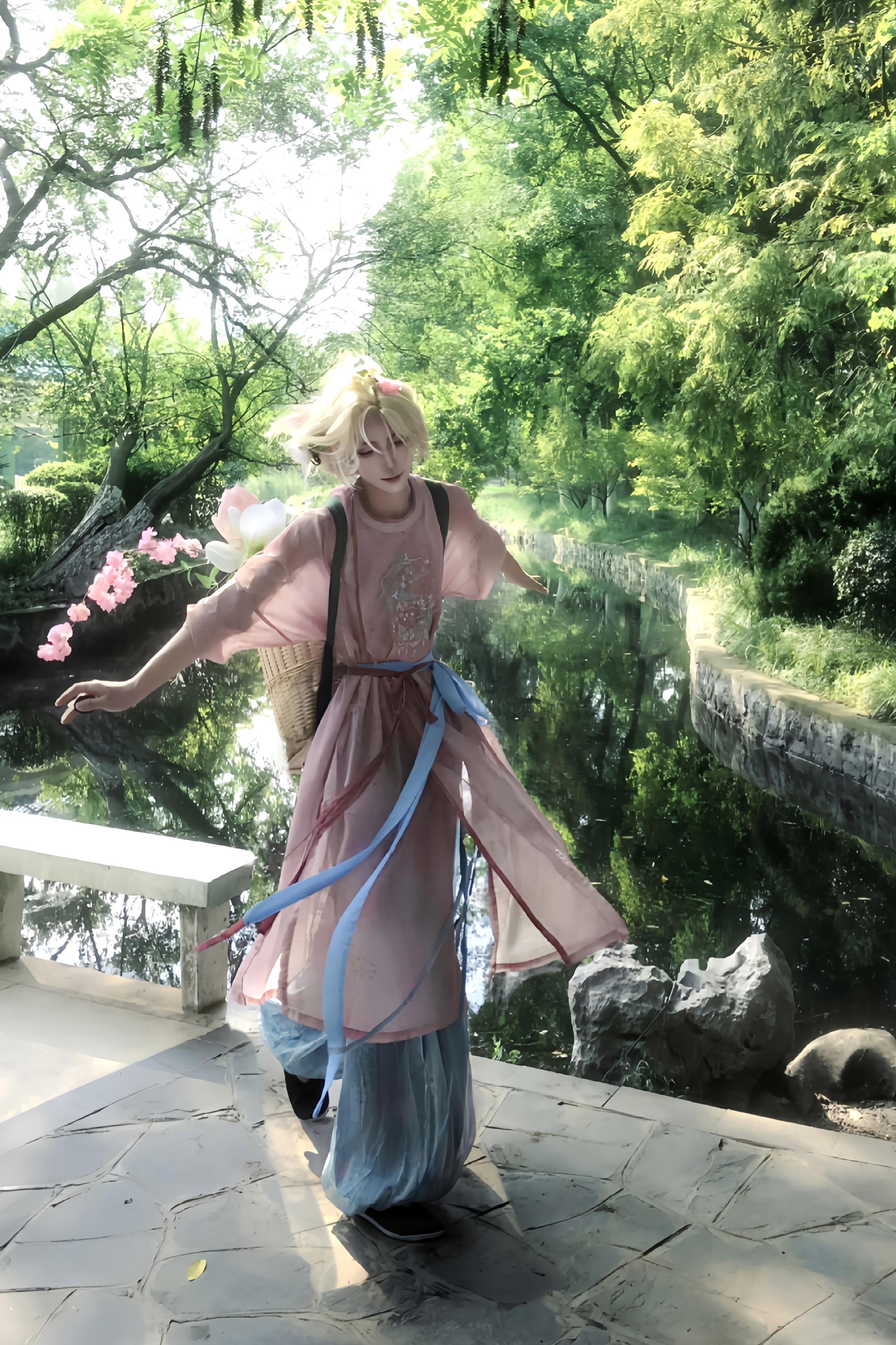 我是人间客 闲来听花落。参考 老师画的小郃～