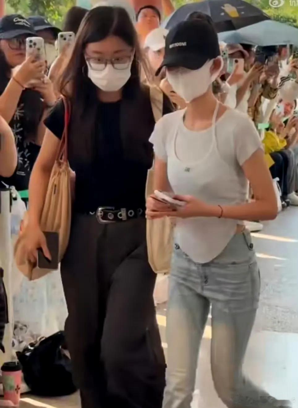黄杨钿甜风波后首现片场：争议里的职业重生
 
褪去风波滤镜，黄杨钿甜的横店身影更