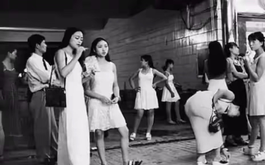90 年代深圳六魔女案：她们站在路边笑一笑，17 个司机便再也没回家 