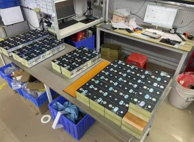 韩路：每天分享一个互联网作死案例！

车主根据自己改电驴的经验，在电动车的后备厢