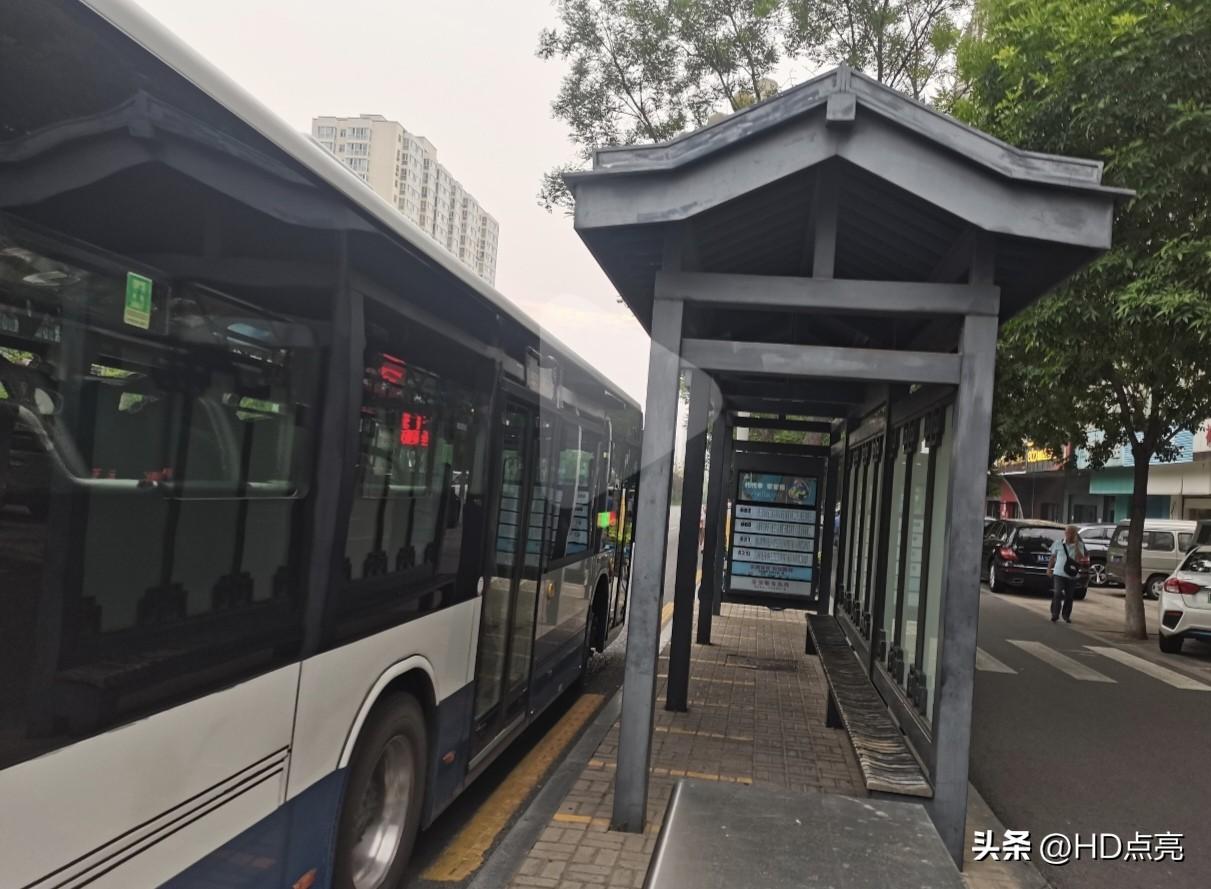 看看太原市主干道上的公交站，这雨棚，这坐椅，有没有值得学习的地方？这么近那么美！