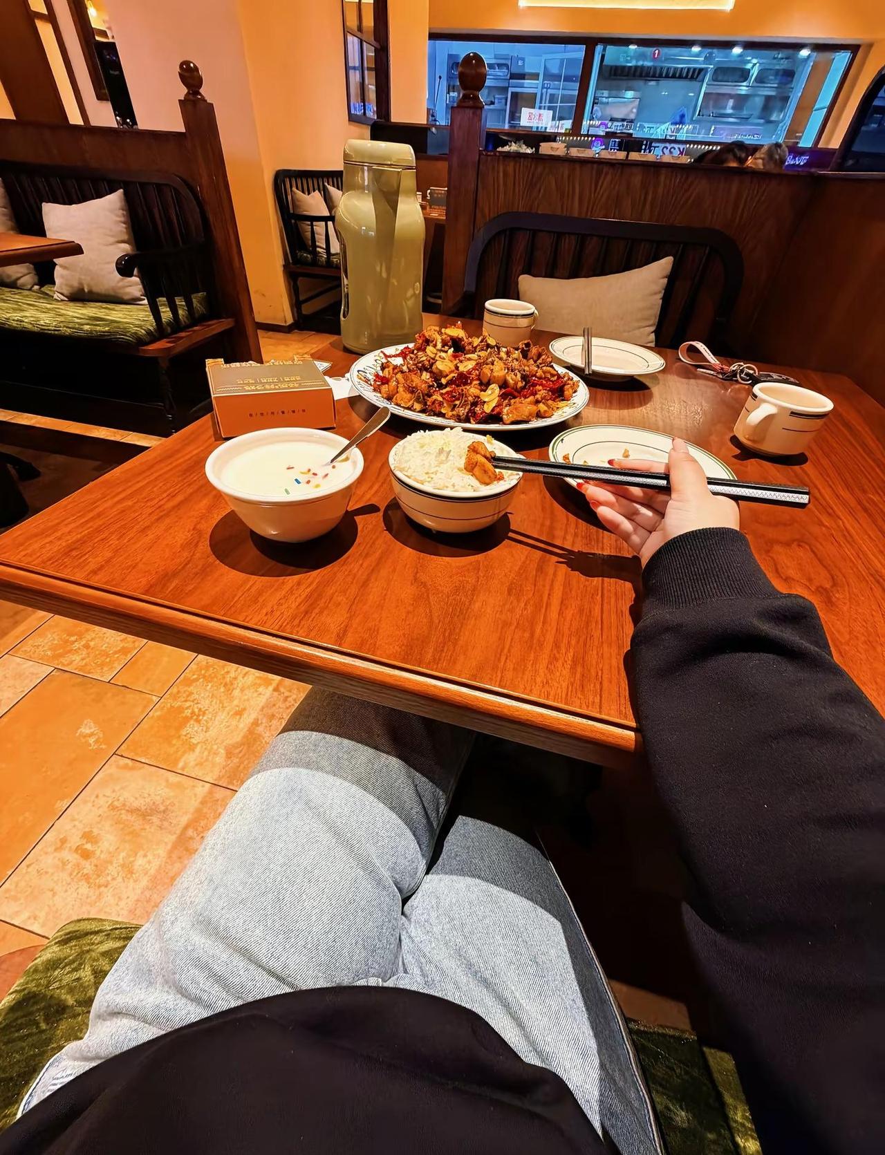 搞不明白 在这个陪伴女人过节的日子里为啥那么多男的 一进电梯 先看向别人老婆 那