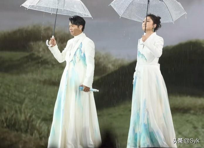 凤凰传奇雨中演唱会霸榜热搜！这才是真正接地气的演唱会！
 
凤凰传奇雨中开唱的视