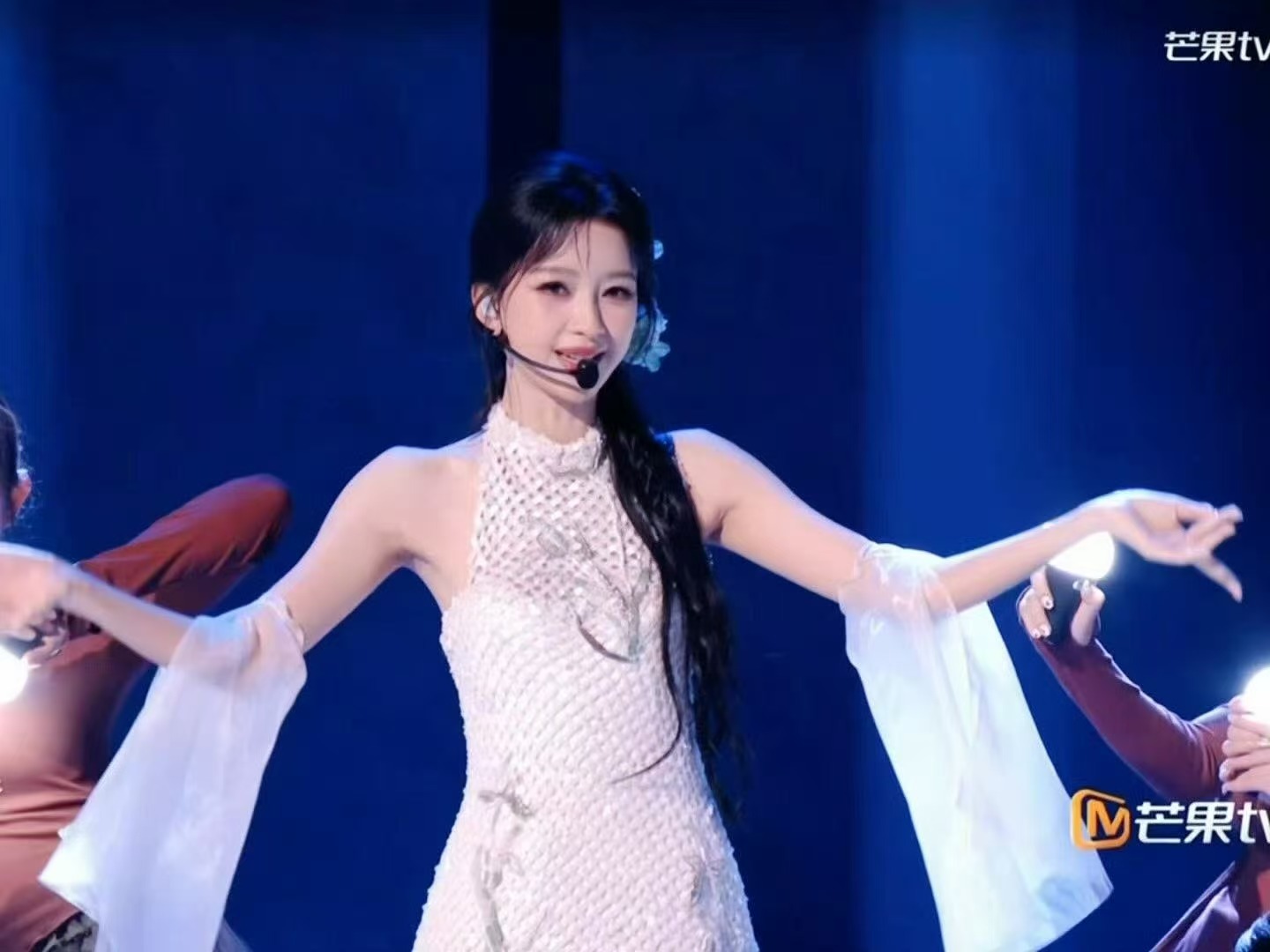 孙怡好美好仙好长一条人又一次被孙怡惊艳，今晚古风挽发温柔仙气，身形修长匀称，优越