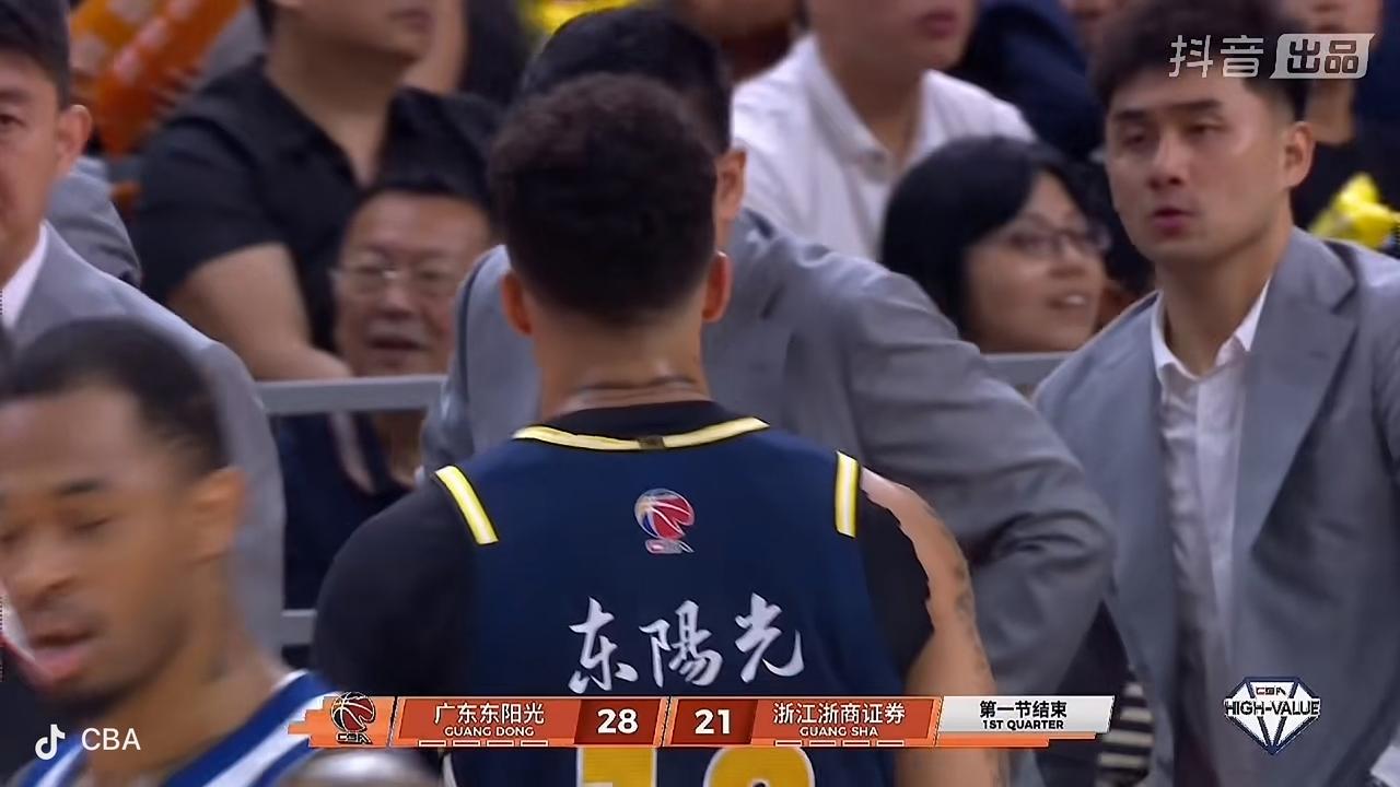 广东东阳光男篮开局不错！连续命中三分球！

         在刚刚结束的广东东