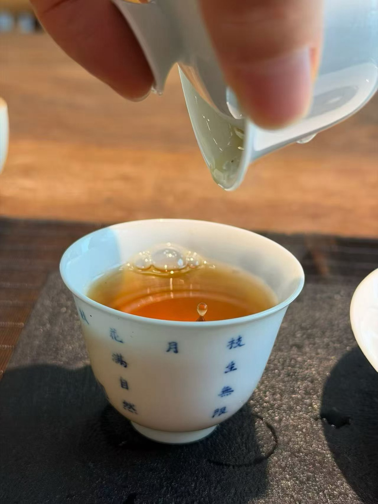 品茶赏器交友  捧一杯香茗，看云卷云舒，任时光缓缓流淌。茶香悠悠，如岁月的轻吟，