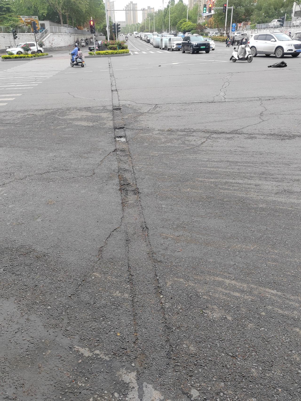 糊弄谁呢！
开源路铁路桥下西侧非机动车道南段，路面的坑坑洼洼，应该是在20多天前