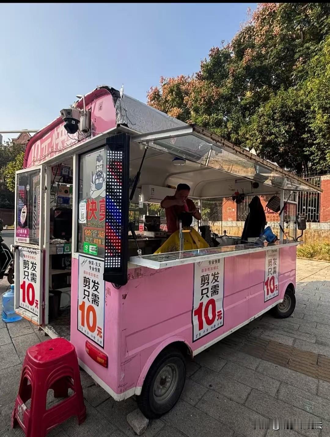 武汉，35岁的男子，购买了1台二手餐车，改装成简易的理发店，月入上万。男士收取1