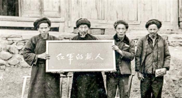 1934年，老农稀粥相救小红军，半个世纪后小红军已是少将，感恩回报家乡！
193