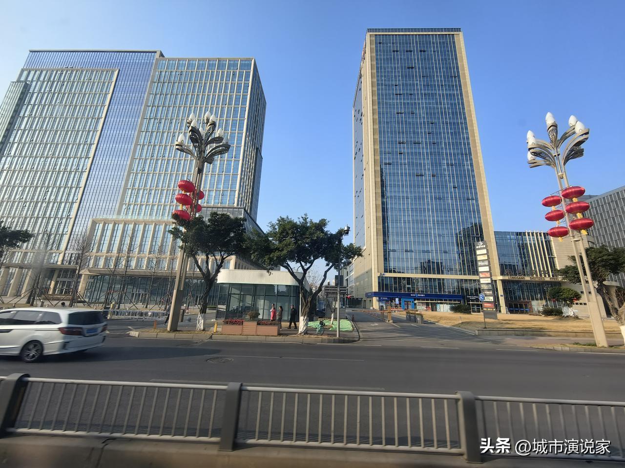 成都最牛的街道就是龙潭寺哇！从幼儿园到小学，初中，还有成都市重点高中，大学西南财