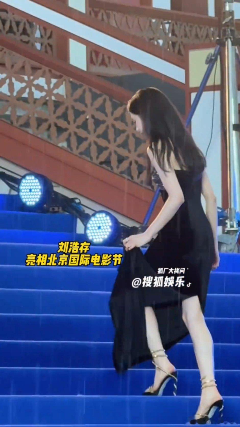 存子今天这个鞋挺美的，像一条蛇缠在脚上 