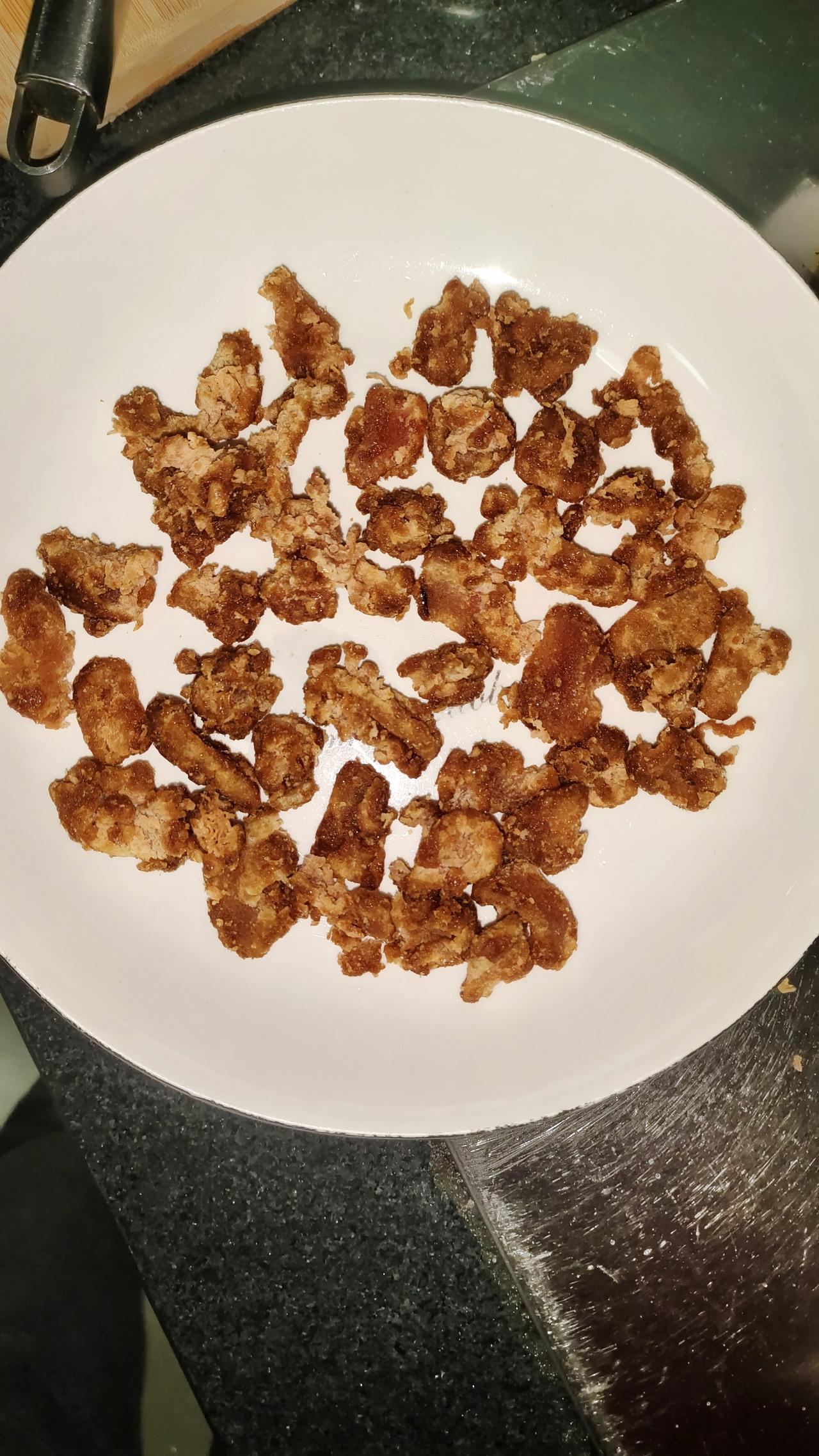 我的今日状态：😁轻松愉快
我这里的天气：☀️晴天
自制的焦糖味柚瓤米花糖，脆甜